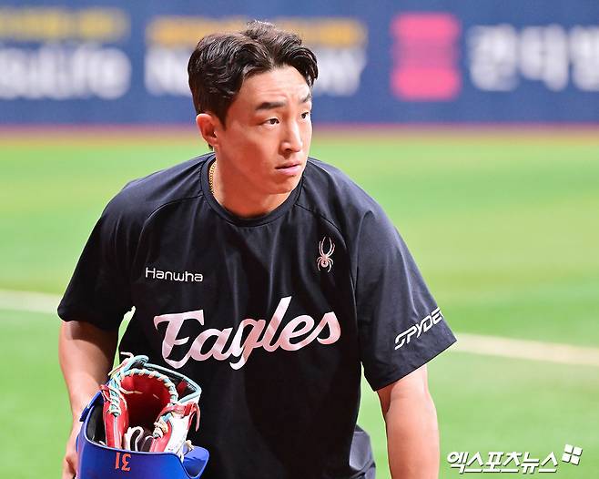 이번 FA 시장에서 유일하게 미계약자로 남아있던 손아섭이 5일 원소속팀 한화 이글스와 1년 1억원 계약서에 도장을 찍었다. 지난해 연봉 5억원에서 80%(4억원)나 삭감된 금액이다. 만약 손아섭이 FA 자격 행사가 아닌 한화와의 연봉 협상을 통해 재수를 노렸다면 어땠을까. 그는 2022시즌 커리어로우를 경신한 뒤 이듬해 리그 타격왕을 차지하며 극적인 반등을 이뤄낸 경험이 있다. 손아섭이 한 해 동안 이전처럼 눈부신 반등 스토리를 보여준 뒤 FA 시장에 나갔다면 어떤 결과가 따라왔을지는 아무도 모르는 일이다. 엑스포츠뉴스 DB