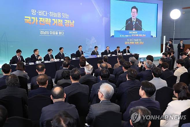 경남 주민들과의 만남 나선 이재명 대통령 (창원=연합뉴스) 한상균 기자 = 이재명 대통령이 6일 창원 성산구 창원컨벤션센터에서 열린 '경남의 마음을 듣다' 타운홀미팅 간담회에서 발언하고 있다. 2026.2.6 xyz@yna.co.kr