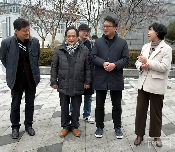 동대문 상인 대표들이 전현희 의원과 DDP 해체와 아레나 돔에 대해 이야기를 나누는 장면. 동대문 상인 대표들은 "DDP 건립 후, 주변 상권이 초토화돼 왔다"며 "아레나 돔 건설이 동대문 재건의 대안이 될 것"이라고 말했다(사진=더게이트)