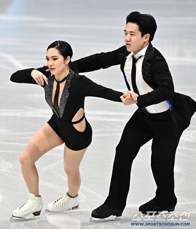 6일 이탈리아 밀라노 아이스스케이팅 아레나에서 열린 피겨 단체전 아이스댄스 경기. 연기를 펼치고 있는 임해나-권예. 밀라노(이탈리아)=송정헌 기자songs@sportschosun.com/2026.02.06/