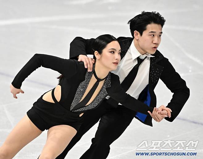 6일 이탈리아 밀라노 아이스스케이팅 아레나에서 열린 피겨 단체전 아이스댄스 경기. 연기를 펼치고 있는 임해나-권예. 밀라노(이탈리아)=송정헌 기자songs@sportschosun.com/2026.02.06/