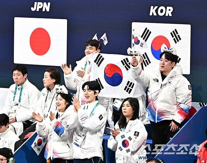 6일 이탈리아 밀라노 아이스스케이팅 아레나에서 열린 피겨 단체전 아이스댄스 경기. 임해나-권예 응원하는 피겨 대한민국 단체팀. 밀라노(이탈리아)=송정헌 기자songs@sportschosun.com/2026.02.06/