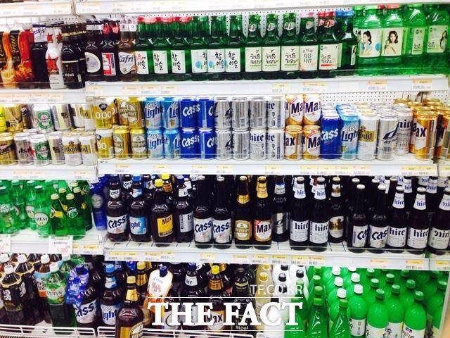 소비 트렌드가 변화하면서 '소주=초록병', '맥주=갈색병' 공식도 달라지고 있다. 주류는 저도주와 제로슈거, 저칼로리 등을 넘어 디자인까지 변화를 시도하는 등 소비 트렌드가 빠르게 반영되고 있다. /더팩트DB