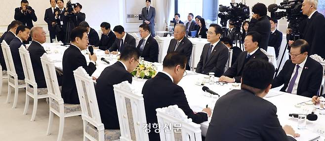 이재명 대통령이 4일 청와대에서 열린 청년일자리와 지방투자 확대를 위한 기업간담회에서 모두발언을 하고 있다. 이날 간담회에는 이재용 삼성전자 회장과 최창원 SK 부회장, 정의선 현대차 회장, 구광모 LG 회장, 신동빈 롯데 회장, 장인화 포스코 회장, 김동관 한화 부회장, 정기선 HD현대 회장, 허태수 GS회장, 조원태 한진 회장 등 주요 그룹 대표와 류진 한국경제인협회장, 박일준 대한상공회의소 부회장 등 겅제단체 대표 등이 참석했다. 청와대사진기자단