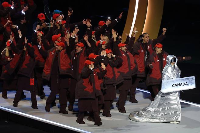 6일 2026 밀라노-코르티나담페초 동계올림픽 개회식에서 캐나다 선수단이 룰루레몬이 제작한 유니폼을 입고 인사하고 있다.