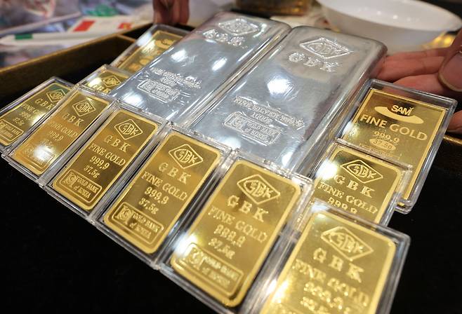 중국 중앙은행인 인민은행이 15개월 연속 금 매입을 이어갔다고 밝혔다. 사진은 1일 서울 시내 한 금은방에서 직원이 골드바와 실버바를 정리하는 모습.<연합뉴스>