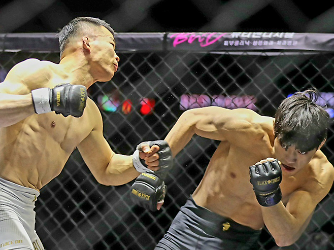 대한민국 UFC 7호 파이터 ‘코리안 불도저’ 남의철이 2026년 1월 인천광역시 영종국제도시 인스파이어 아레나 유료 관중 1만800명이 보는 가운데 종합격투기대회 블랙컴뱃 16 개막전에서 ‘붉은매’ 지혁민을 공격하고 있다. 사진=랭크파이브 이교덕 기자