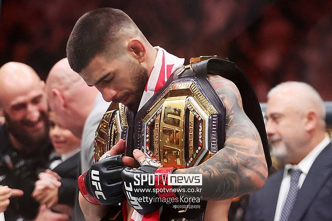 ▲ UFC 페더급에 이어 라이트급 챔피언이 된 일리아 토푸리아.