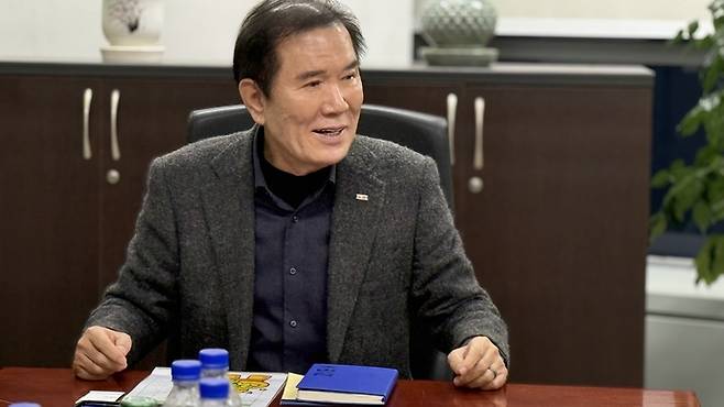 지난 5일 김식원 중소기업중앙회 경기중소기업회장이 수원 영통구 소재 중소기업중앙회 경기지역본부 사무실에서 기자 간담회를 진행했다. 사진=중소기업중앙회 경기지역본부