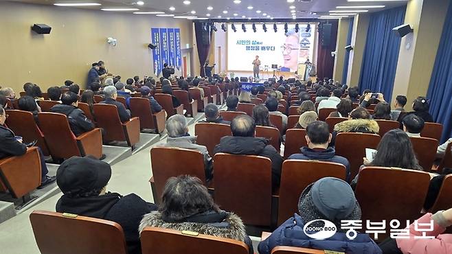 정순욱 전 광명 부시장이 7일(토요일) 오후, 의왕신협 문화센터에서 700여명의 지지자들이 참석한 가운데 출판기념회를 열고 그의 행정 경험을 담은 에세이 '시민의 삶에서 행정을 배우다'를 소개했다. 김명철기자