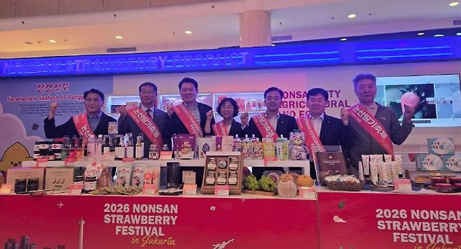 인도네시아 자카르타에서 열리는 ‘논산시 농식품 해외박람회’에 참가한(사진 왼쪽부터) 김용두 논산계룡농협 조합장, 김기범 양촌농협 조합장, 김정완 농협논산시지부장, 논산시조공법인 소화순 대표, 최용재 연무농협 조합장,윤판수 논산농협 조합장, 허용실 노성농협 조합장 등이 성공적인 박람회를 다짐하게 힘차게 화이팅을 외치고 있다.