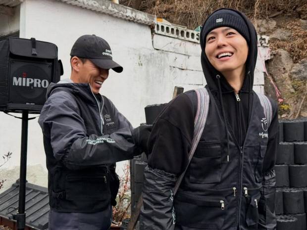 배우 박보검(오른쪽)과 가수 션이 2025년 12월 23일 취약계층에게 연탄을 전달하는 봉사에 나서고 있다. <배국남 제공>