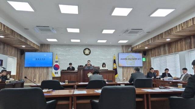 제291회 울릉군의회 임시회 제2차 본회의에서 최재원 문화체육과장이 군정 주요업무를 한 뒤, 군의원들의 날선 질의를 받고 있다. 울릉군 제공