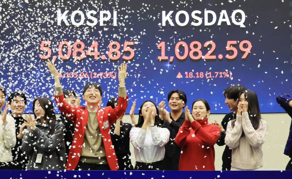 코스피와 코스닥이 종가기준 5,000과 1,000을 동반 돌파한1월 27일 축하 세리모니를 하는 한국거래소 직원들./사진=연합뉴스 제공