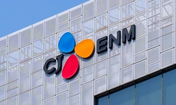 CJ ENM이 OTT 자회사 티빙의 수익성 개선으로 실적 반등에 성공했지만 웨이브와의 합병은 여전히 안갯속에 머물러 있다./ CJ EMN