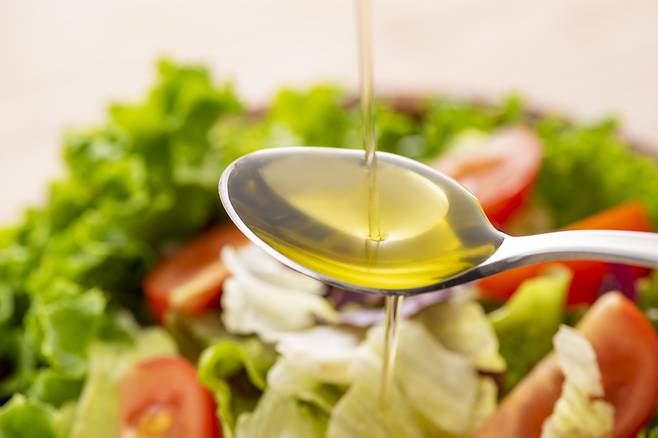 높은 온도에서 요리할 때 올리브유를 쓰는 것은 바람직하지 않다. 되도록 드레싱이나 간단한 요리용으로 쓰는 것이 좋다. 사진= 게티이미지뱅크