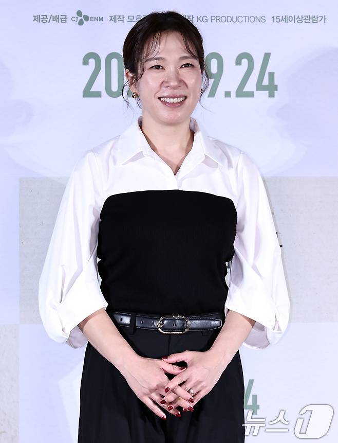 배우 염혜란이 22일 오후 서울 용산구 CGV 용산에서 열린 영화 '어쩔수가없다' 기자간담회에서 포즈를 취하고 있다. 2025.9.22 / ⓒ 뉴스1 구윤성 기자