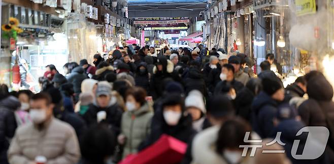 설 연휴를 앞둔 8일 서울 동대문구 청량리종합시장이 시민들로 북적이고 있다. 2026.2.8 ⓒ 뉴스1 박지혜 기자