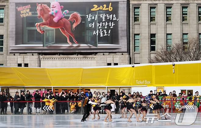 겨울철 서울 도심 대표 명소로 자리매김한 서울광장 스케이트장이 폐장한 8일 오후 스케이트장 메인링크에서 리라피겨그룹 선수들이 피날레 공연을 선보이고고 있다. 2026.2.8 ⓒ 뉴스1 오대일 기자