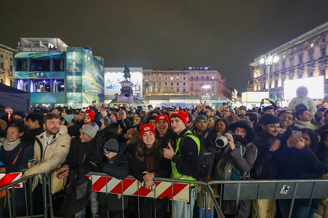 2월 5일 저녁 이탈리아 밀라노 두오모 대성당 앞 광장에서 2026 밀라노 코르티나 동계 올림픽 성화봉송 행사가 열리면서 많은 인파들이 모여 있다.밀라노=장련성 기자