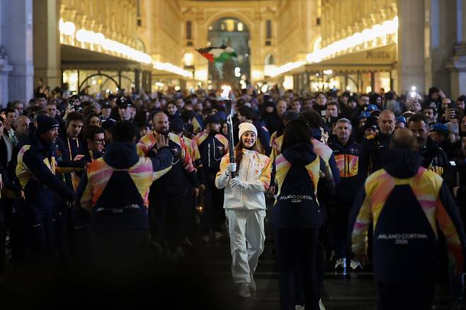 2월 5일 저녁 이탈리아 밀라노 두오모 대성당 앞 광장에서 2026 밀라노 코르티나 동계 올림픽 성화봉송이 열리고 있는 가운데 마지막 주자인 니콜레타 마니 이탈리아 발레 무용수가 성화를 점화대로 옮기고 있다. 밀라노=장련성 기자