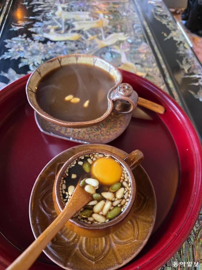 교동도 대룡시장 철물다방에서 마실 수 있는 계란이 띄워져 있는 쌍화차와 대추차.