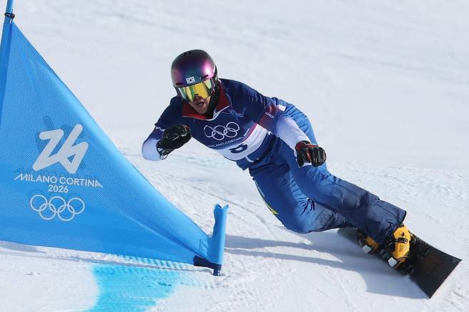 스노보드 김상겸이 8일(현지시간) 이탈리아 리비뇨의 스노파크에서 열린 2026 밀라노·코르티나담페초 동계올림픽 스노보드 남자 평행 대회전 결승에서 결승선을 향해 질주하고 있다. 2026.2.8 (리비뇨=뉴스1)