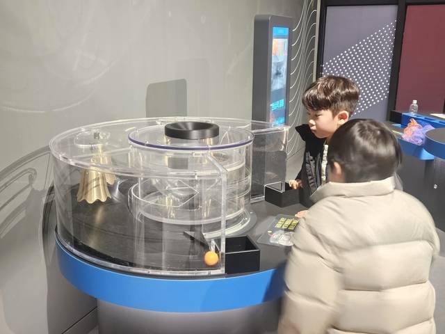 국립중앙과학관 피직스 랩을 찾은 어린이 관람객. 사진=이준기 기자.