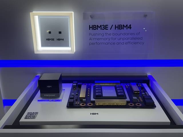 삼성전자가 작년 10월 서울 삼성동 코엑스에서 열린 국내 최대 규모 반도체 전시회 ‘SEDEX 2025’에서 전시한 HBM4 실물.