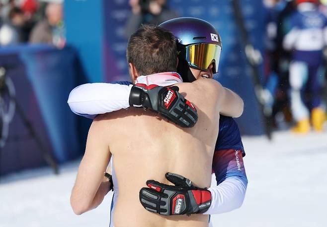 이탈리아 리비뇨 스노파크에서 열린 2026 밀라노-코르티나담페초 동계올림픽 스노보드 남자평행 대회전 결승에 출전한 김상겸이 은메달을 확정 지은 뒤 우승한 베냐민 카를(오스트리아)과 포옹하고 있다.연합뉴스