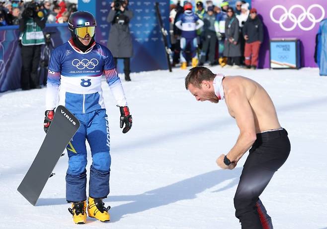 8일(현지시간) 이탈리아 리비뇨 스노파크에서 열린 2026 밀라노-코르티나담페초 동계올림픽 스노보드 남자 평행 대회전 결승에 출전한 김상겸이 은메달을 확정 지은 뒤 금메달의 오스트리아 베냐민 카를을 향해 다가가고 있다.연합뉴스