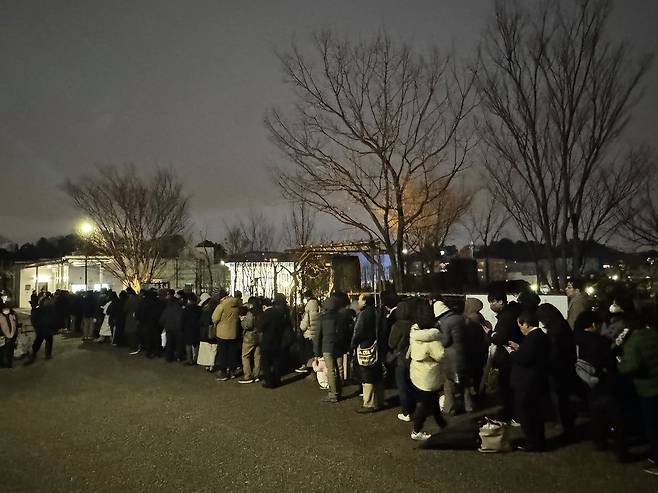 8일 치러지는 중의원(하원) 선거를 하루 앞둔 지난 7일 일본 세타가야구 후타코타마가와 공원에서 열리는 다카이치 사나에 일본 총리의 지원 연설을 듣기 위해 일본 시민들이 추위 속에서도 한시간 반 전부터 줄을 서고 있다. 김현예 특파원