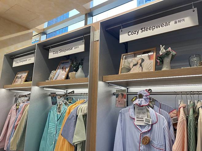 올리브베러에 마련된 슬립웨어 코너. 무신사 이구홈성수 매장 내 슬립웨어 제품군과 유사한 모습이다. 김세린 기자