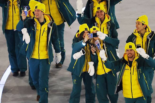 ‘갤럭시Z 플립7 올림픽 에디션’으로 2026 밀라노 코르티나 동계올림픽 개막식 현장의 분위기를 만끽하고 있는 선수들. 사진 게티이미지