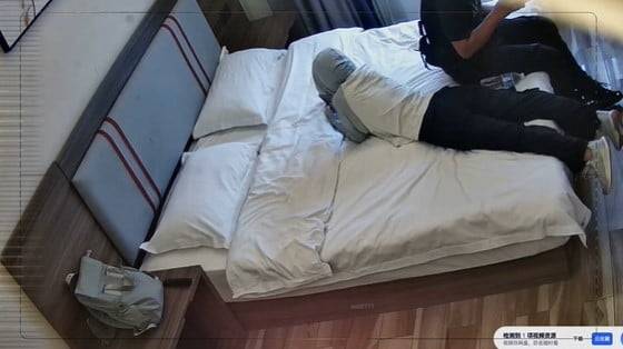 중국 호텔 객실 내 몰래카메라를 확인 중인 BBC 취재진들 (출처 = BBC)