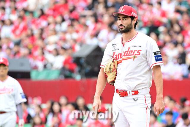 2025년 10월 9일 인천 SSG랜더스필드에서 진행된 '2025 신한 SOL뱅크 KBO리그 준플레이오프' 1차전 삼성-SSG의 경기. SSG 선발 화이트가 1회초 이재현에게 솔로 홈런을 허용한 뒤 아쉬워 하고 있다./마이데일리