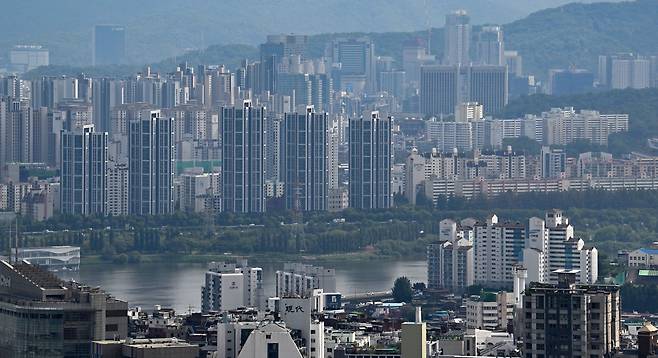 서울 남산에서 바라본 용산 및 강남 아파트 모습. 임세준 기자