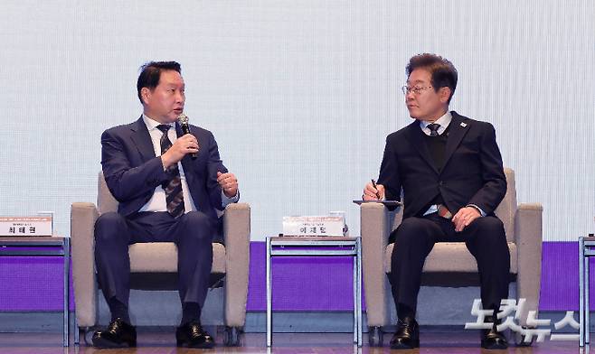 지난해 5월 8일 당시 더불어민주당 대선후보였던 이재명 대통령(오른쪽)과 최태원 대한상공회의소 회장(왼쪽)이 서울 중구 대한상공회의소에서 열린 경제5단체 간담회에서 발언하고 있다. 국회사진취재단