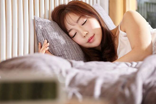 만성적인 수면 부족은 뇌의 노폐물 정화 시스템을 망가뜨려 치매 위험을 높임을 의미한다. 전문가들은 하루 7시간 이상의 최소 수면 시간을 확보할 것을 권고한다. 게티이미지