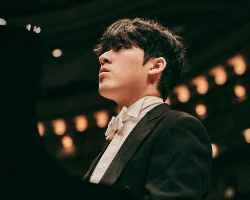 피아니스트 임윤찬은 지난해 4월 25일 미국 뉴욕 카네기홀에서 독주회를 열고 바흐 ‘골드베르크 변주곡’을 연주했다. 유니버설뮤직 제공