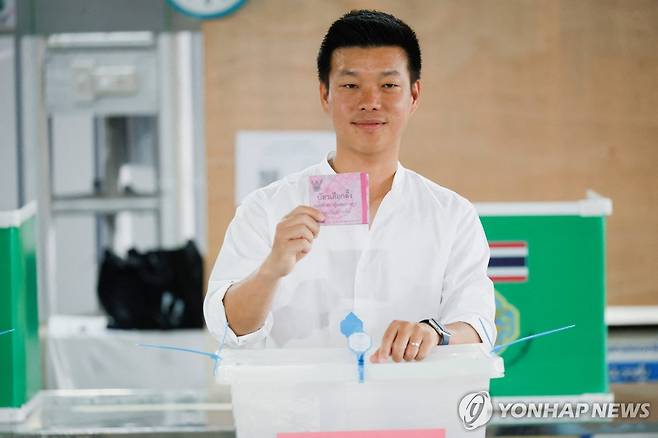 투표하는 태국 국민당 대표 (방콕 로이터=연합뉴스) 8일(현지시간) 태국 방콕의 한 투표소에서 낫타퐁 르엉빤야웃(39) 국민당 대표가 투표하고 있다.