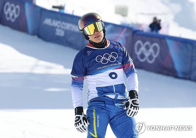 이상호, 역전 허용…8강 진출 실패 (리비뇨=연합뉴스) 류영석 기자 = 8일(현지시간) 이탈리아 리비뇨 스노파크에서 열린 2026 밀라노-코르티나담페초 동계올림픽 스노보드 남자 평행 대회전 16강에 출전한 이상호가 8강 진출에 실패한 뒤 아쉬워하고 있다. 2026.2.8 ondol@yna.co.kr