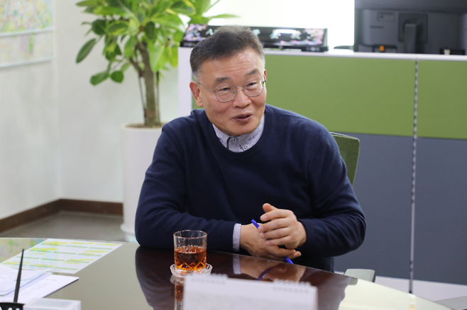 황규돈 수원시 팔달구청장이 9일 구청장실에서 중부일보와 인터뷰를 하고 있다. 사진=수원시 팔달구