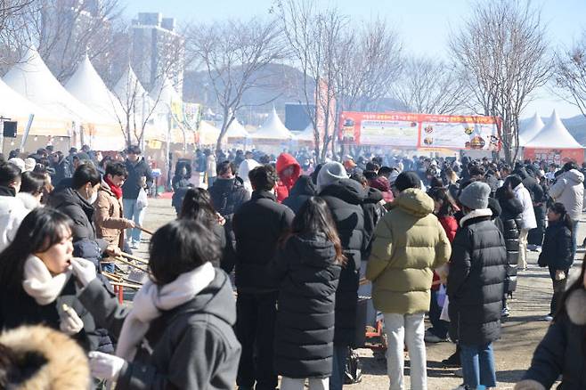 중부권을 대표하는 겨울 축제인 '제9회 겨울공주 군밤축제'와 ' 밤산업 박람회'에 5일간 역대 최다 방문객인 34만명이 찾는 등 성공적으로 마무리 됐다. (공주시 제공)