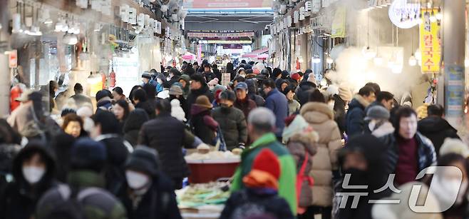 설 연휴를 앞둔 8일 서울 동대문구 청량리종합시장이 시민들로 북적이고 있다. 2026.2.8 ⓒ 뉴스1 박지혜 기자