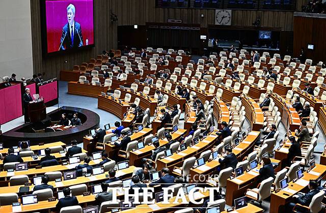 국회가 2026년도 국회의원 연봉을 전년 대비 2.5% 넘게 증액한 것으로 나타났다. 정쟁으로 국민 피로를 유발한다는 지적을 받는 국회가 감시를 피해 자신들 급여는 '셀프 인상'했다는 비판을 피하기 어려워 보인다. /배정한 기자