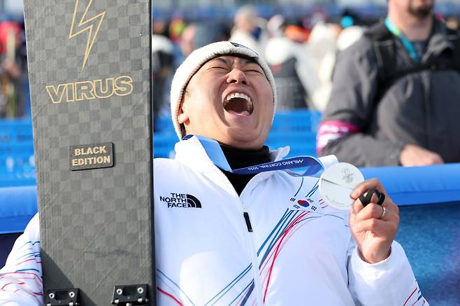 스노보드 남자 평행 대회전에서 값진 은메달을 획득한 김상겸이 8일(현지시간) 이탈리아 리비뇨의 스노파크에서 열린 2026 밀라노·코르티나담페초 동계올림픽 스노보드 남자 평행 대회전 시상식을 마친 뒤 기뻐하고 있다. 2026.2.8/뉴스1