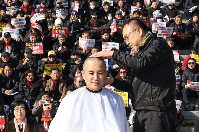 김진태 강원특별자치도 도지사가 9일 오후 국회본청 계단에서 열린 ‘강원특별법 3차 개정안의 조속한 입법’ 촉구 대회에서 삭발을 하고 있다. ⓒ뉴시스