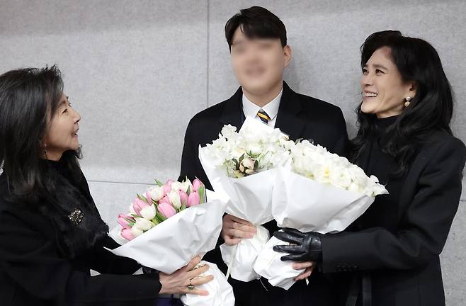 홍라영 전 삼성미술관 리움 총괄부관장(왼쪽)과 이부진 신라호텔 사징이 9일 서울 강남구 휘문고등학교에서 열린 임동현 군의 졸업식에 참석해 꽃다발을 선물하고 있다. 2026.2.9/뉴스1