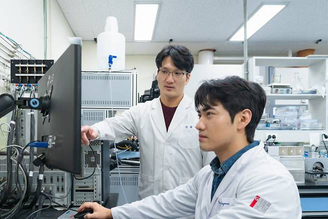 엄광섭 광주과학기술원(GIST) 신소재공학과 교수(왼쪽)와 이창현 박사과정생이 실험을 진행하고 있다. GIST 제공